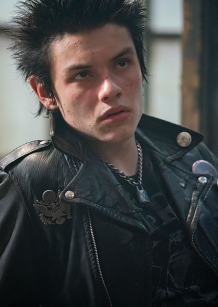 Louis Partridge photo