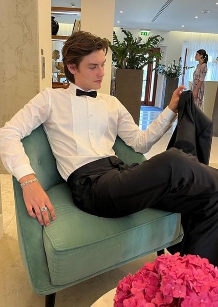 Louis Partridge photo