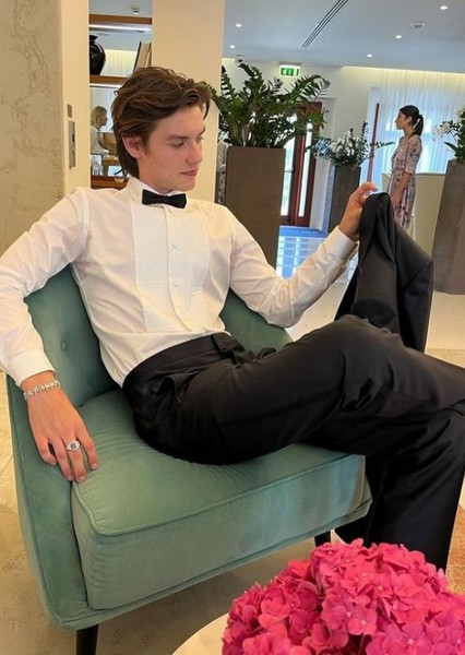 Louis Partridge photo