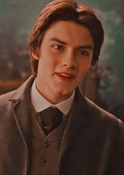 Louis Partridge photo