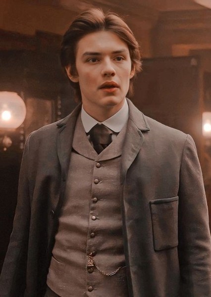 Louis Partridge photo