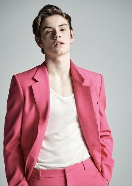 Louis Partridge photo