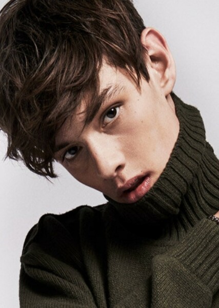 Louis Partridge photo