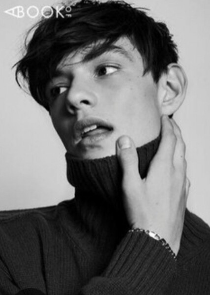 Louis Partridge photo