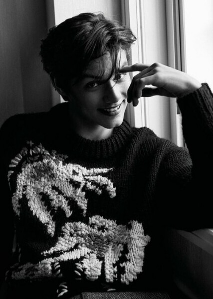 Louis Partridge photo