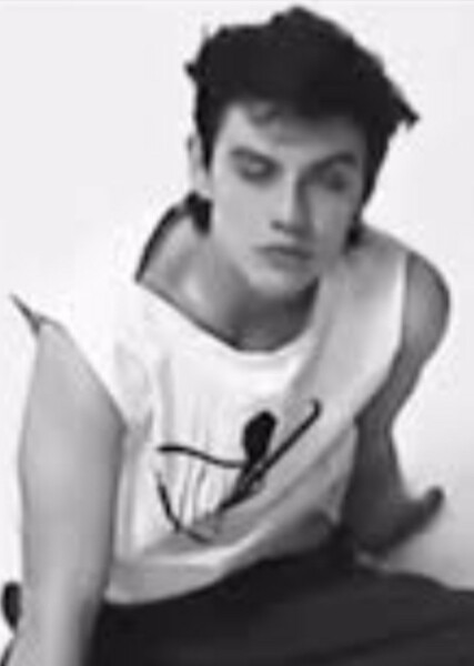 Louis Partridge photo