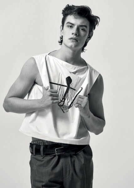 Louis Partridge photo