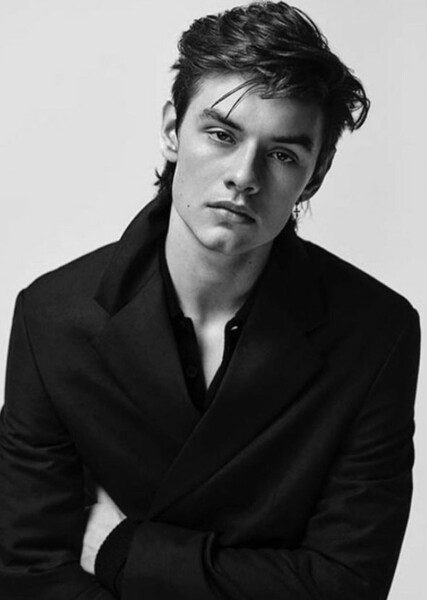 Louis Partridge photo