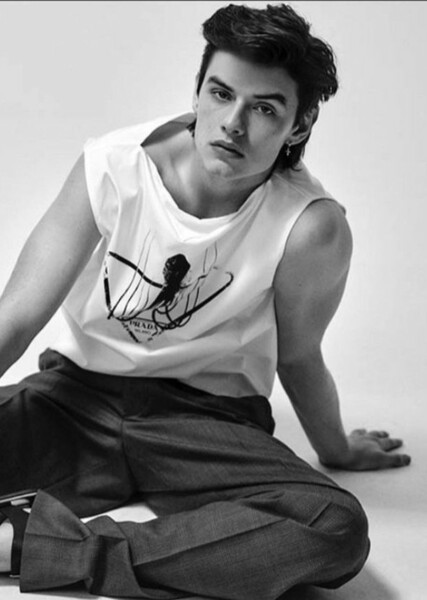 Louis Partridge photo