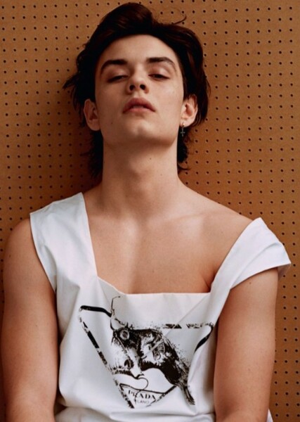 Louis Partridge photo