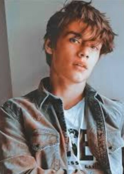 Louis Partridge photo