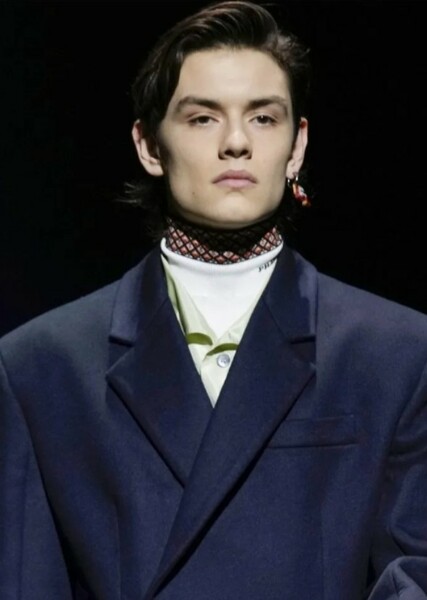 Louis Partridge photo