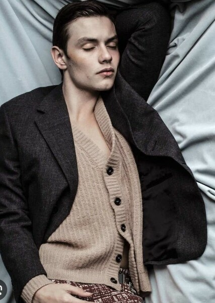 Louis Partridge photo