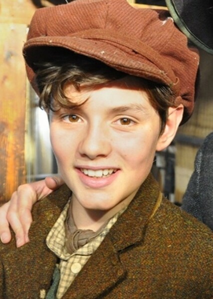 Louis Partridge photo