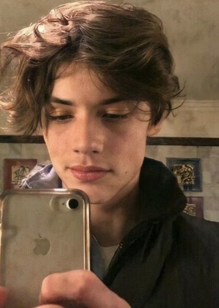 Louis Partridge photo