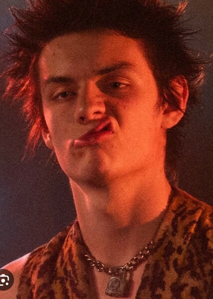 Louis Partridge photo