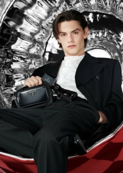 Louis Partridge photo