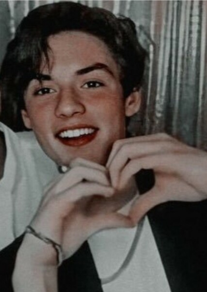 Louis Partridge photo