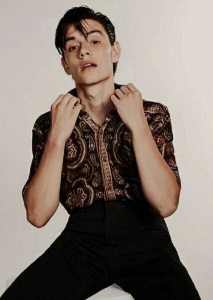 Louis Partridge photo