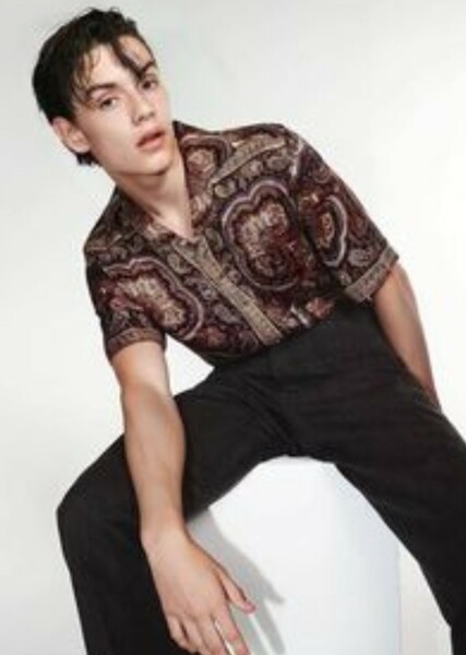 Louis Partridge photo