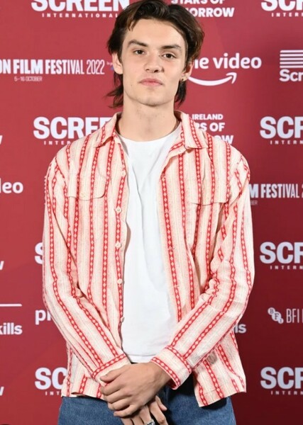 Louis Partridge photo