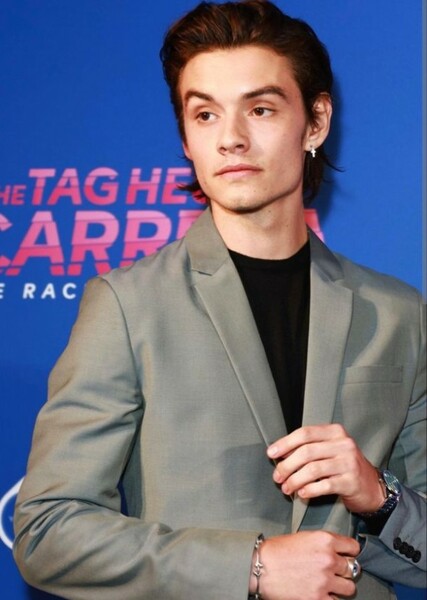 Louis Partridge photo