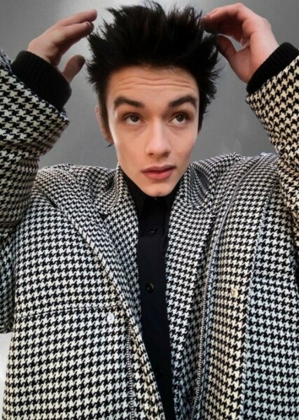 Louis Partridge photo