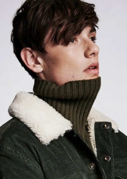 Louis Partridge photo
