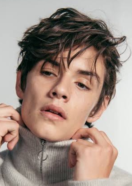 Louis Partridge photo