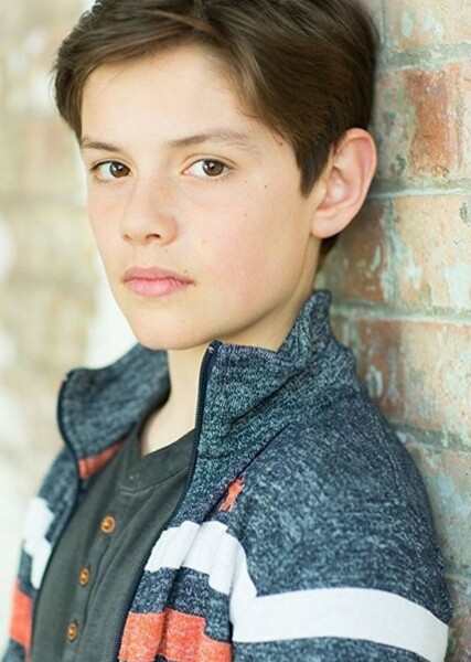 Louis Partridge photo