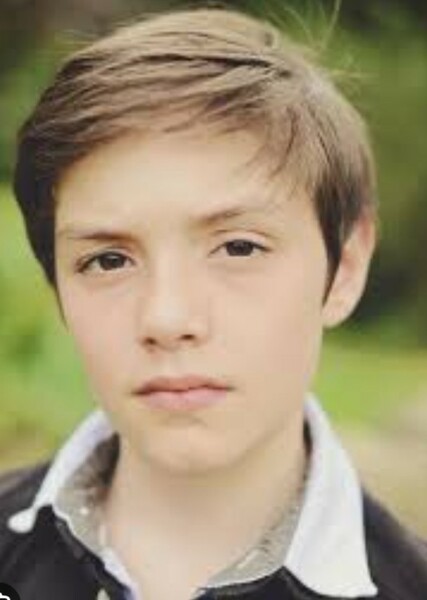 Louis Partridge photo