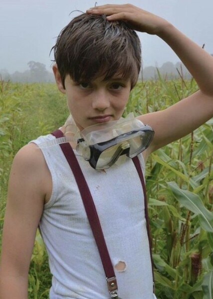 Louis Partridge photo