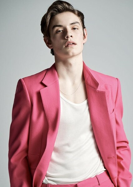 Louis Partridge photo