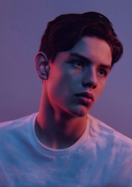 Louis Partridge photo