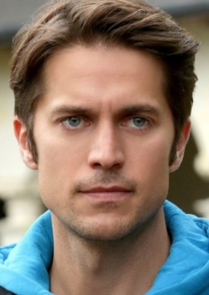 Lucas Bravo photo