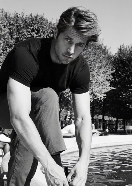 Lucas Bravo photo