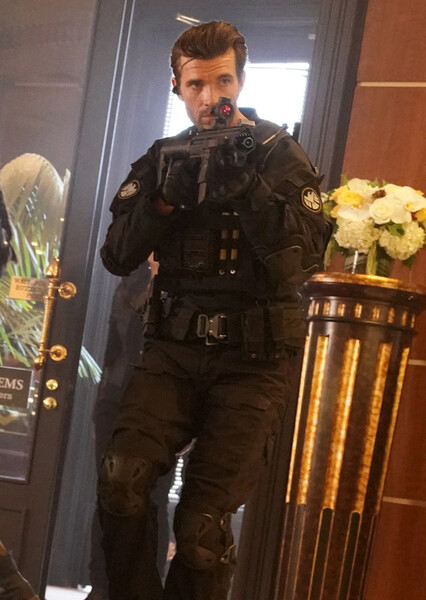Lucas Bryant photo