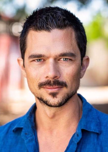 Luke Arnold photo
