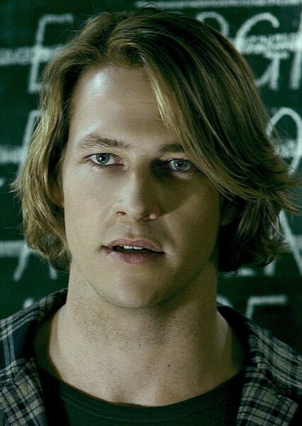 Luke Bracey photo