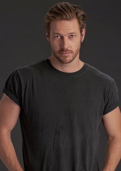 Luke Bracey photo