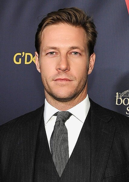 Luke Bracey photo
