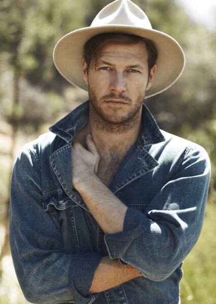 Luke Bracey photo