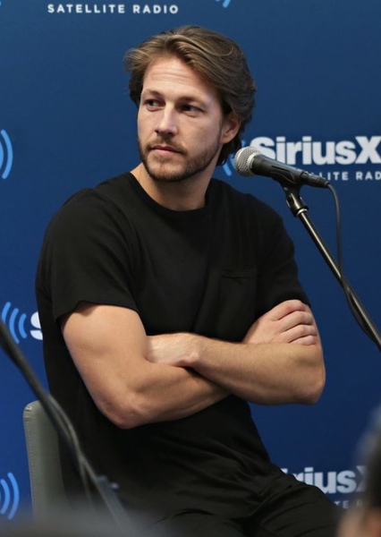 Luke Bracey photo