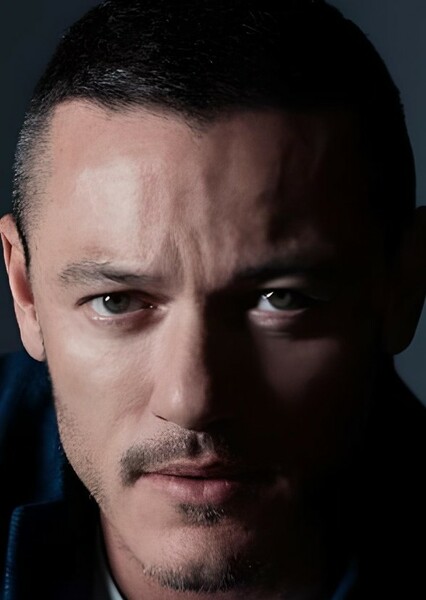 Luke Evans photo