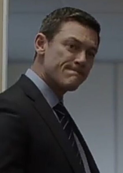 Luke Evans photo