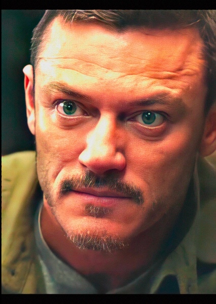 Luke Evans photo