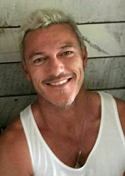 Luke Evans photo