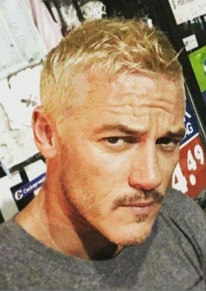 Luke Evans photo