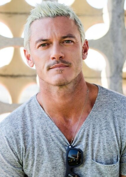 Luke Evans photo