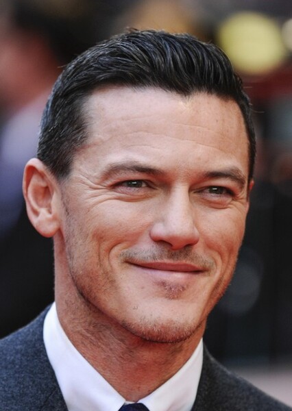 Luke Evans photo